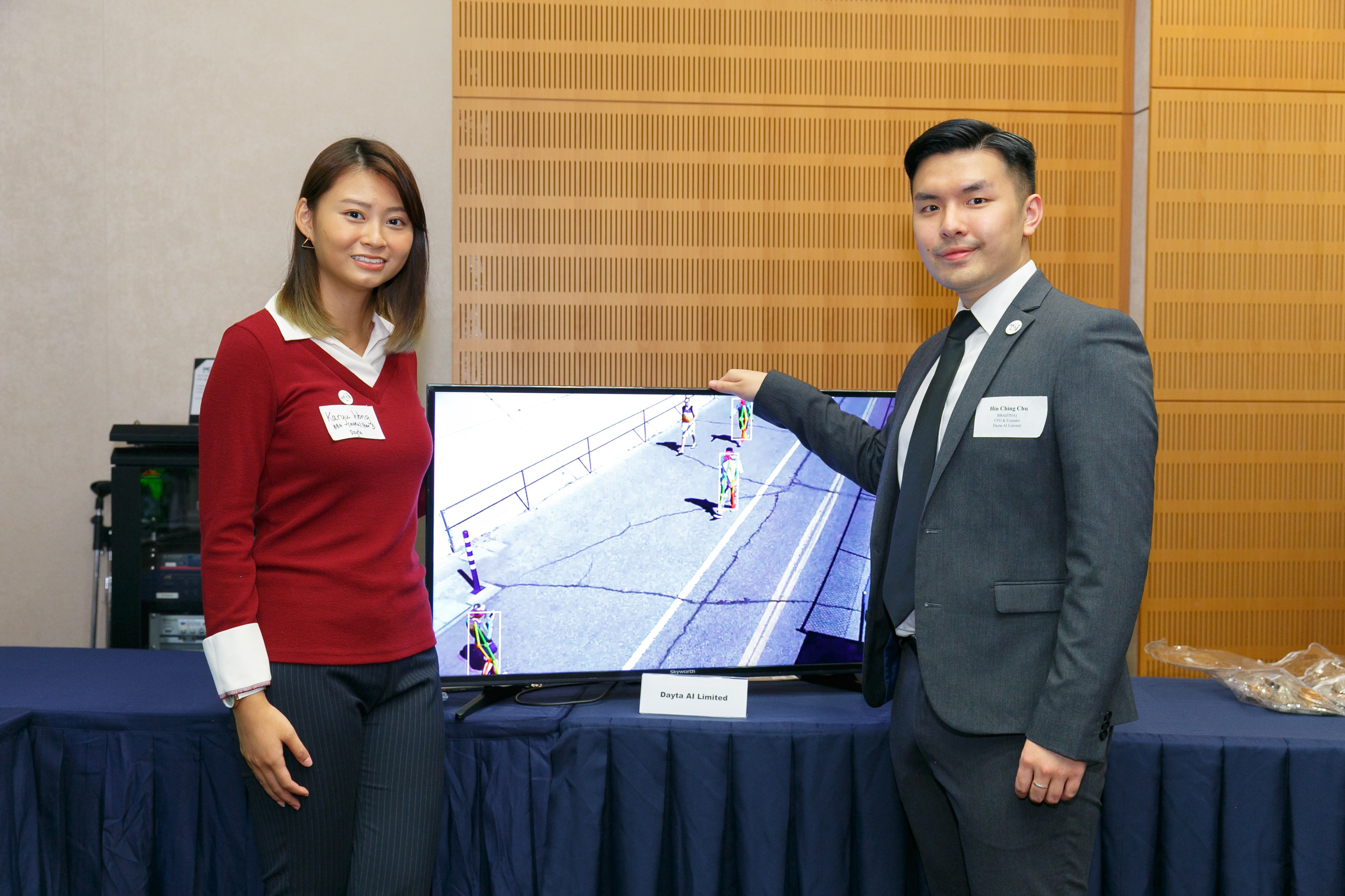 alum_entr_gath_at_scie_p18353_01_015.jpg