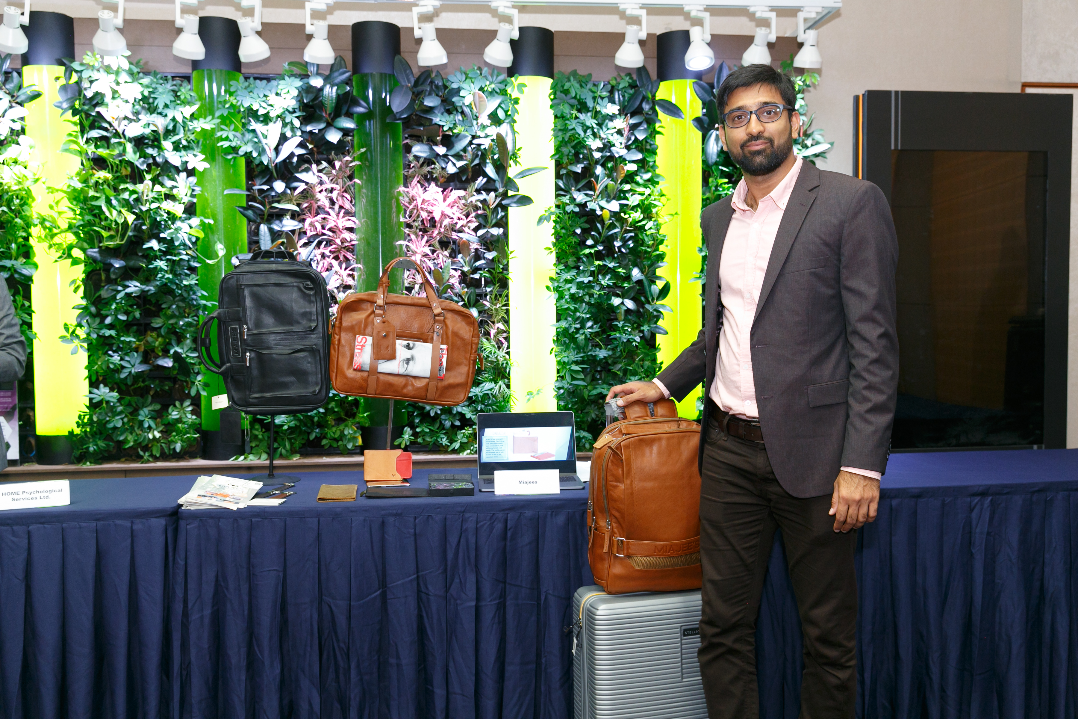 alum_entr_gath_at_scie_p18353_01_016.jpg