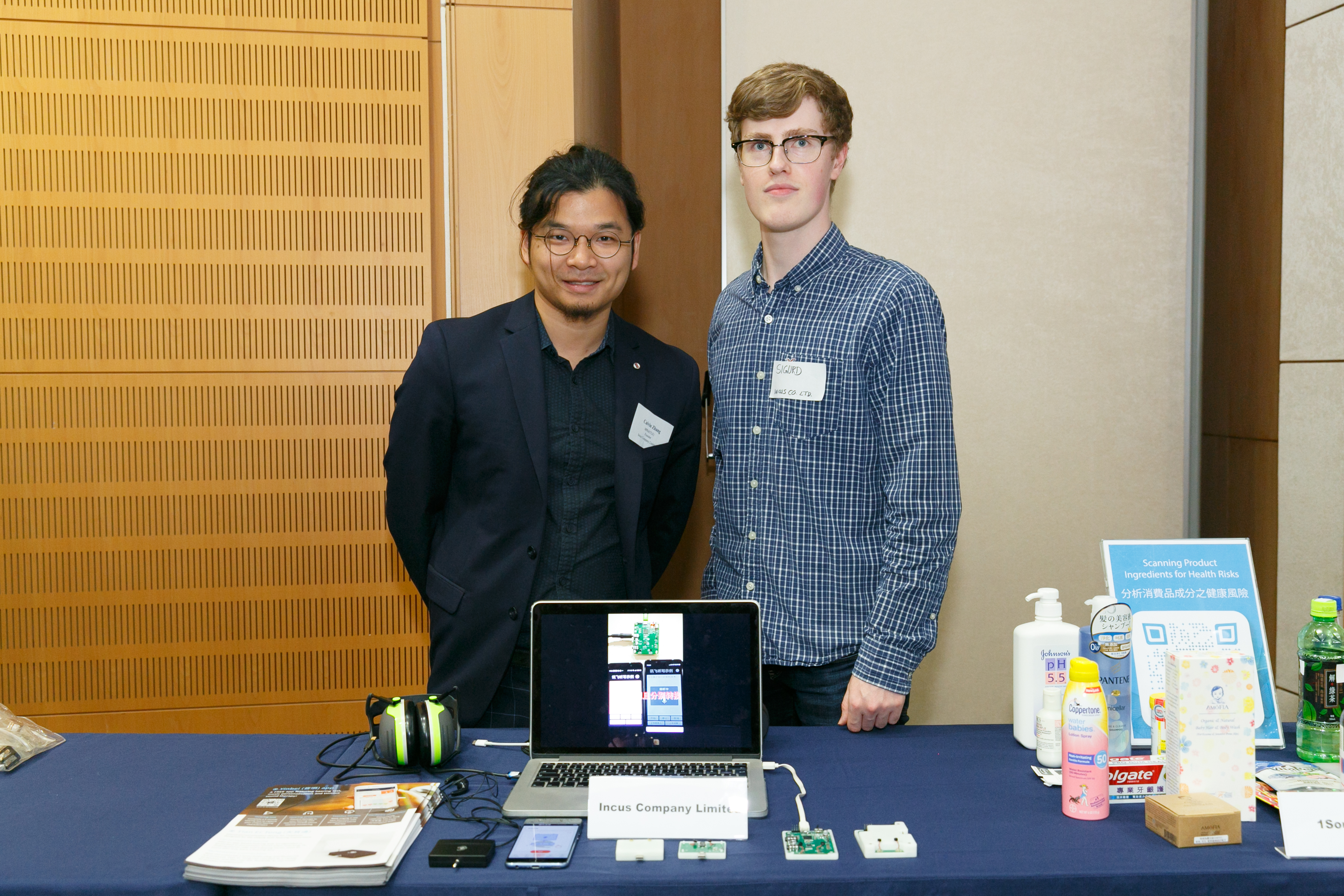 alum_entr_gath_at_scie_p18353_01_020.jpg