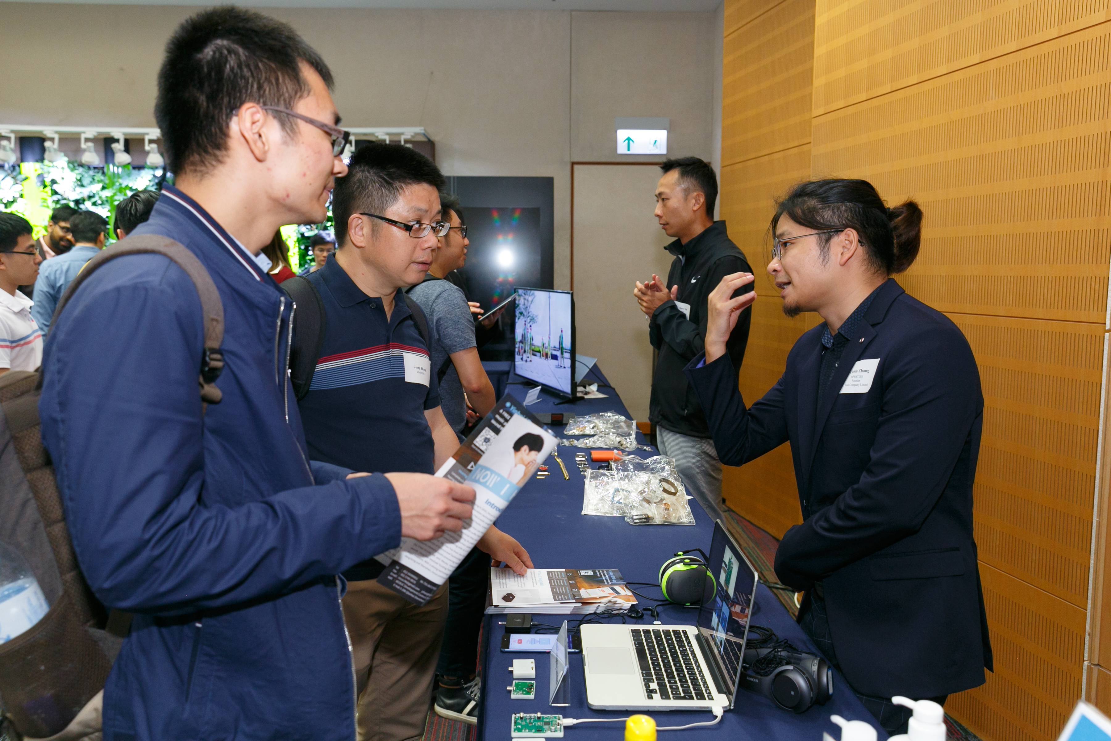 alum_entr_gath_at_scie_p18353_01_024.jpg