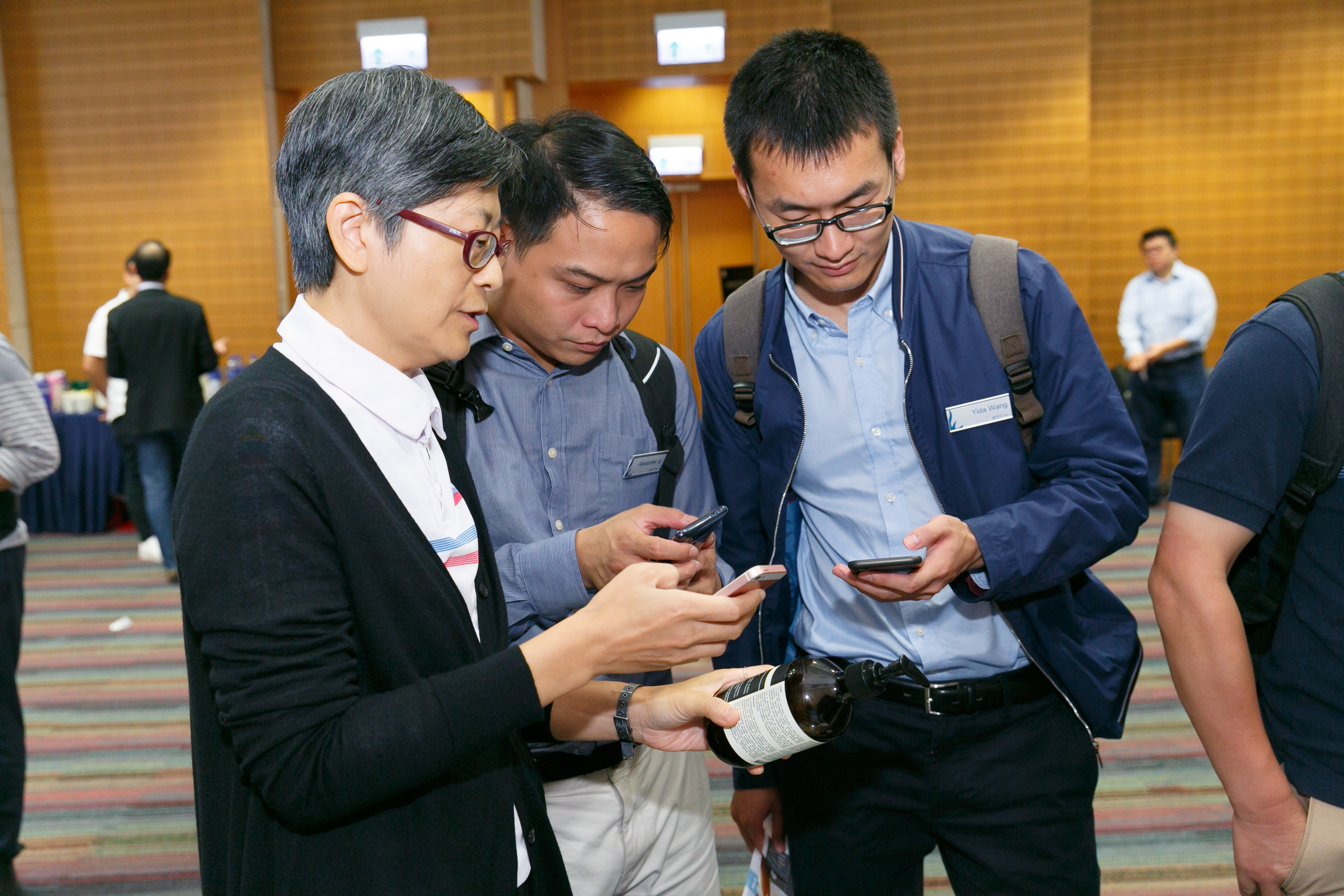 alum_entr_gath_at_scie_p18353_01_030.jpg
