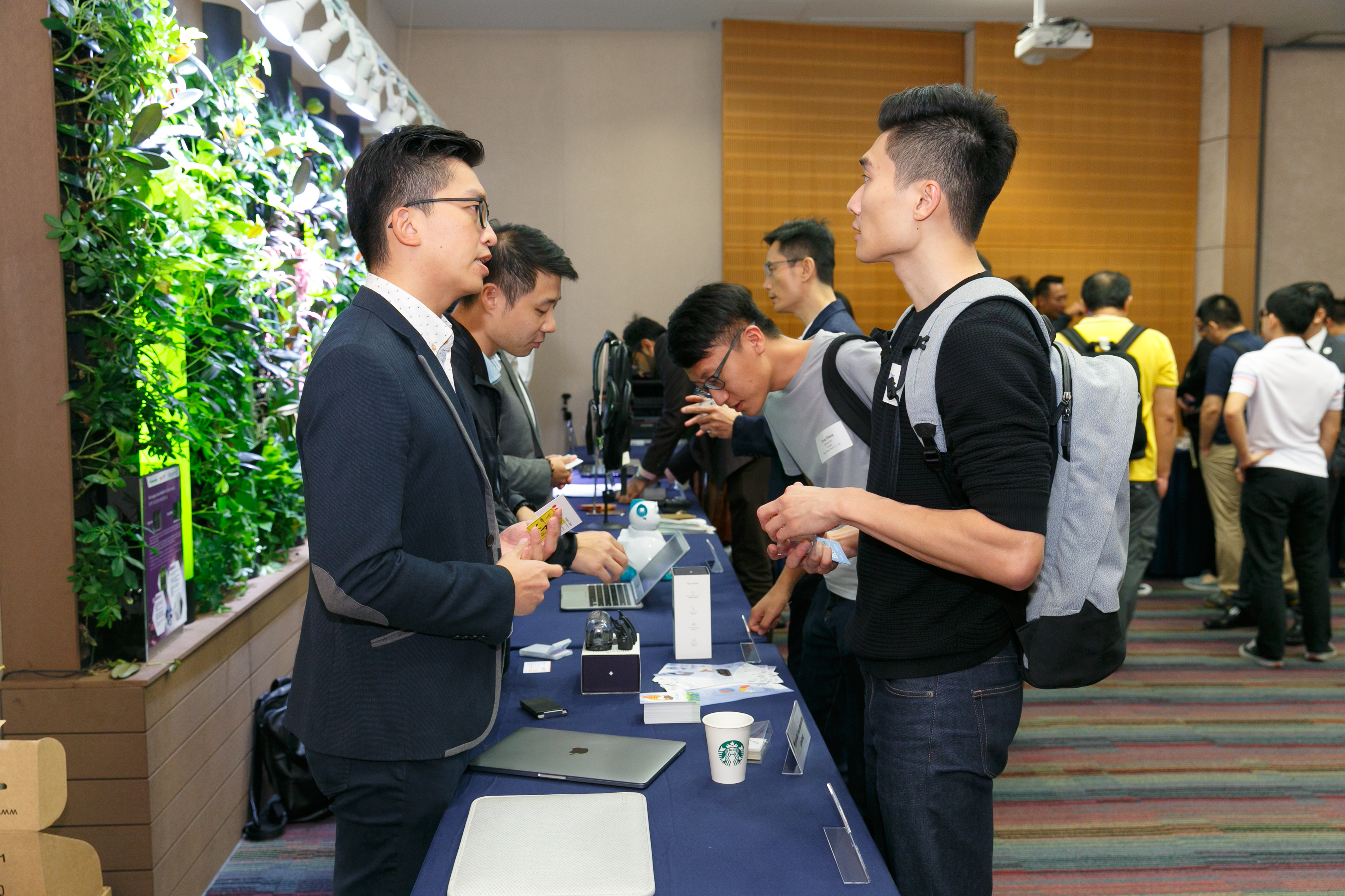 alum_entr_gath_at_scie_p18353_01_031.jpg