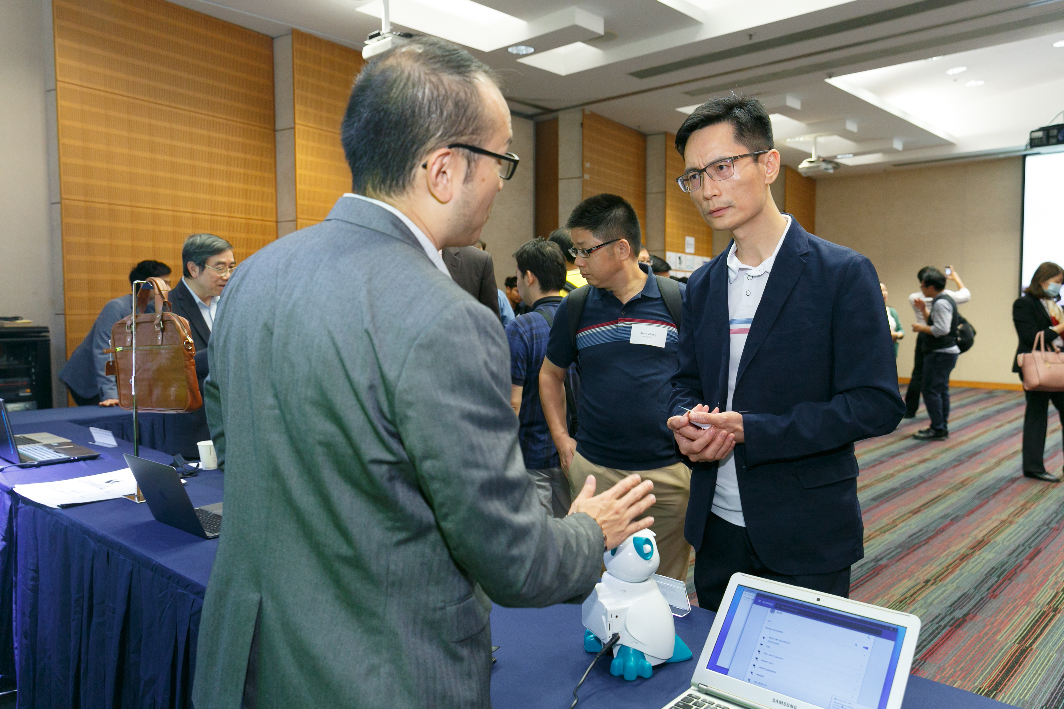 alum_entr_gath_at_scie_p18353_01_033.jpg