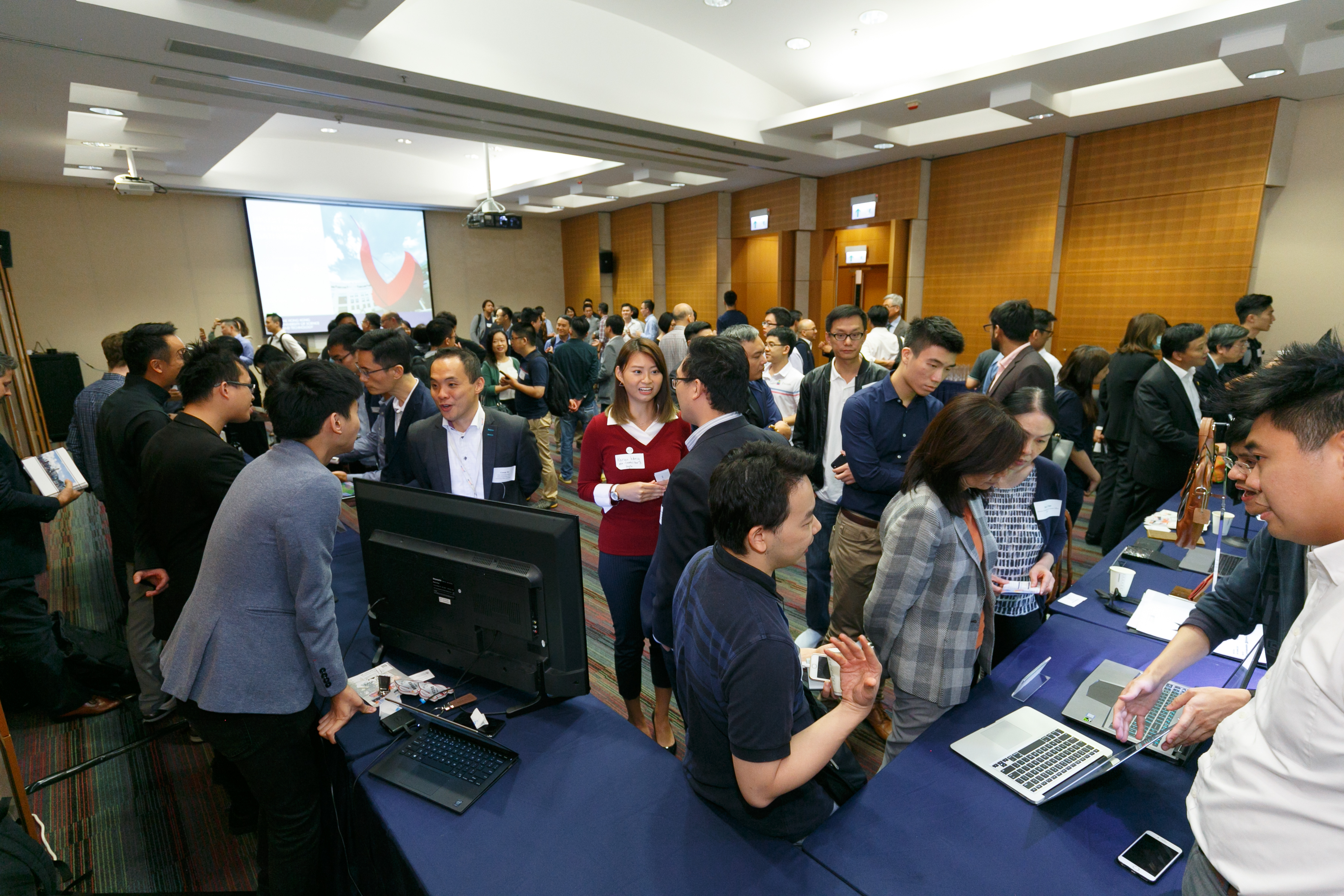 alum_entr_gath_at_scie_p18353_01_060.jpg