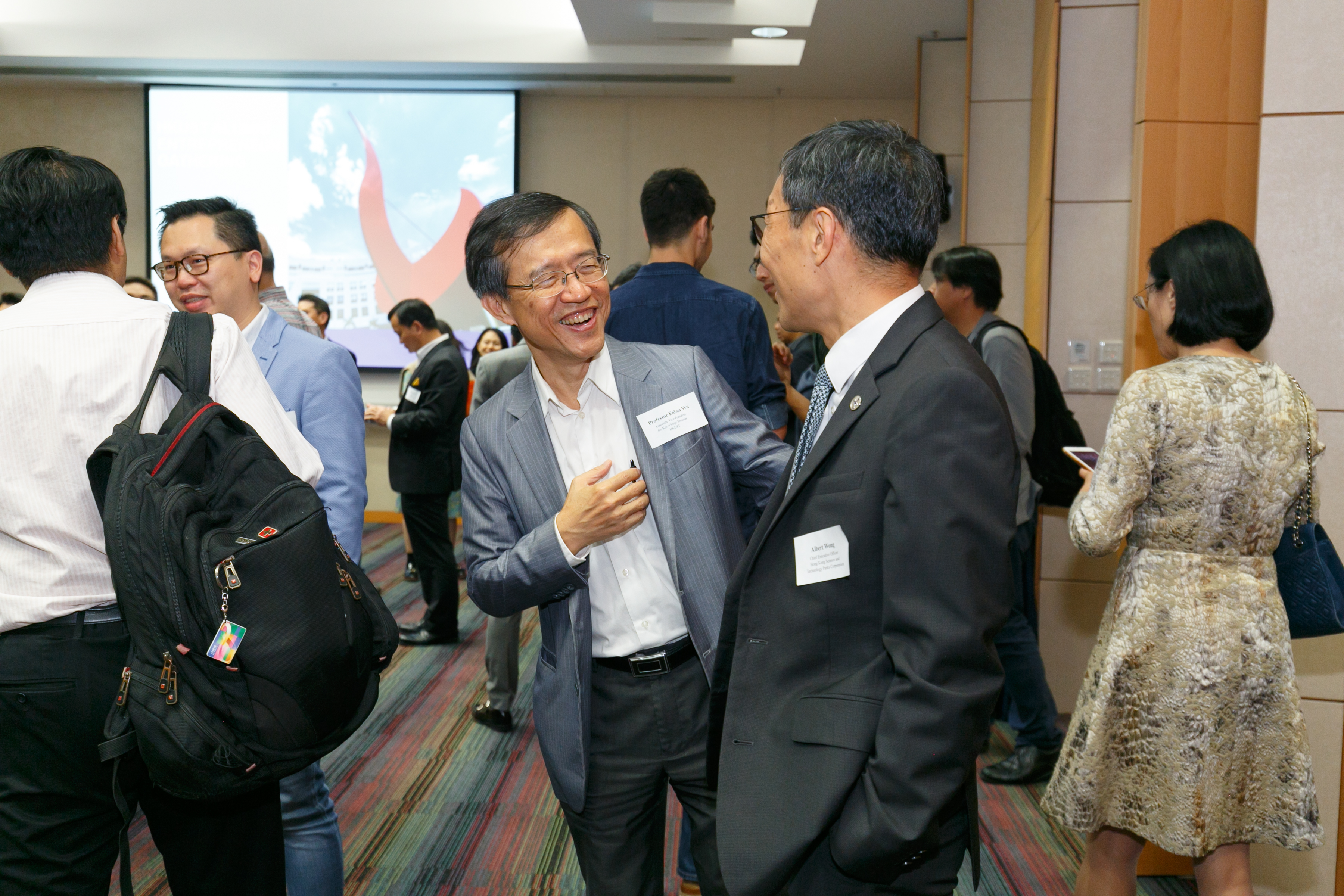 alum_entr_gath_at_scie_p18353_01_066.jpg
