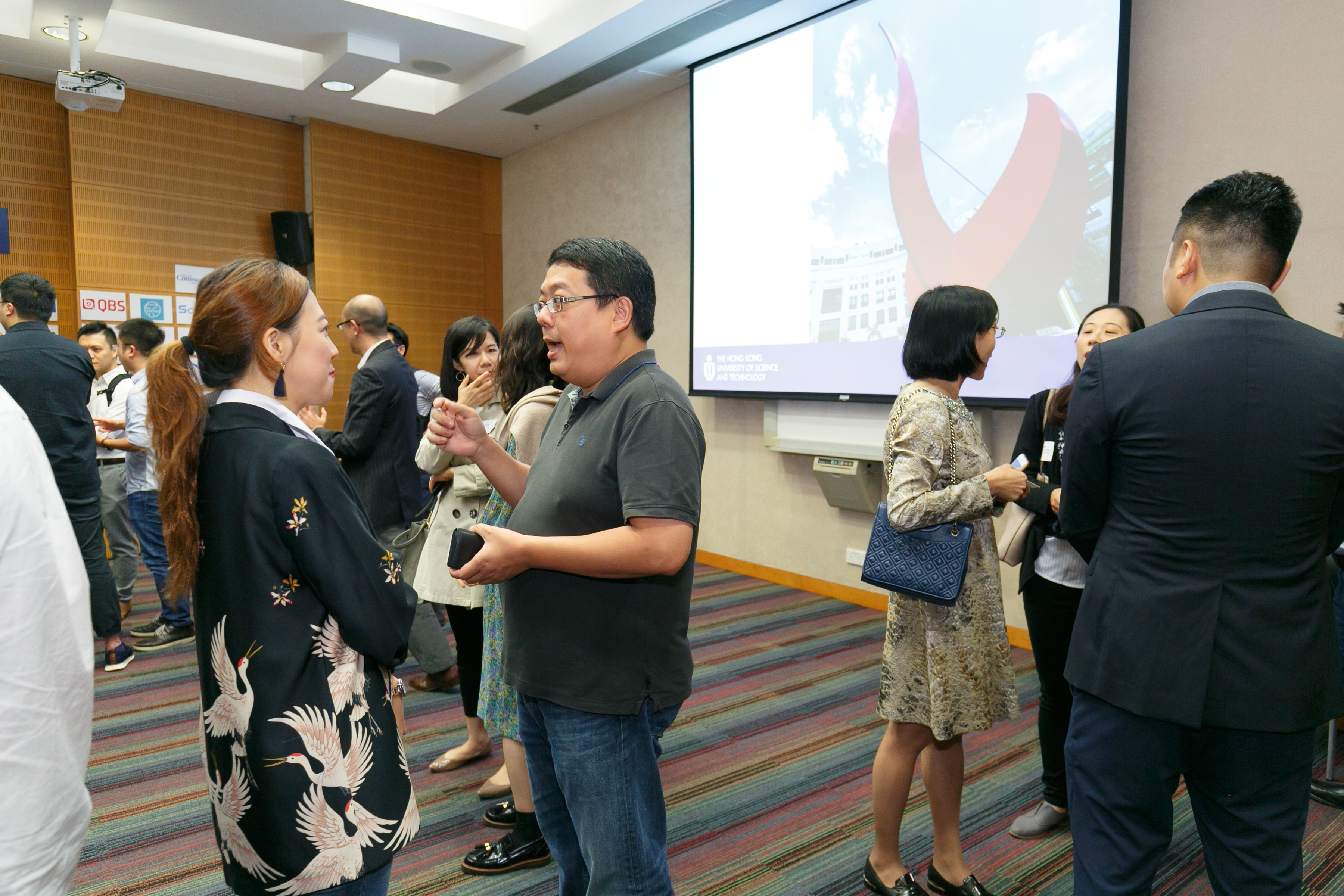 alum_entr_gath_at_scie_p18353_01_073.jpg
