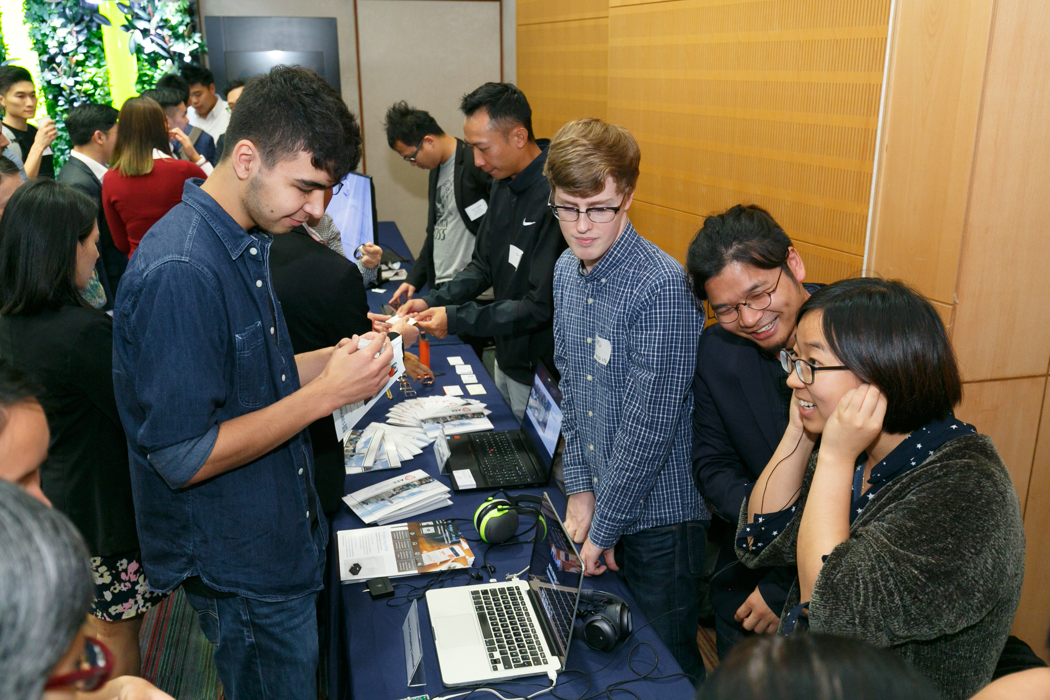 alum_entr_gath_at_scie_p18353_01_084.jpg