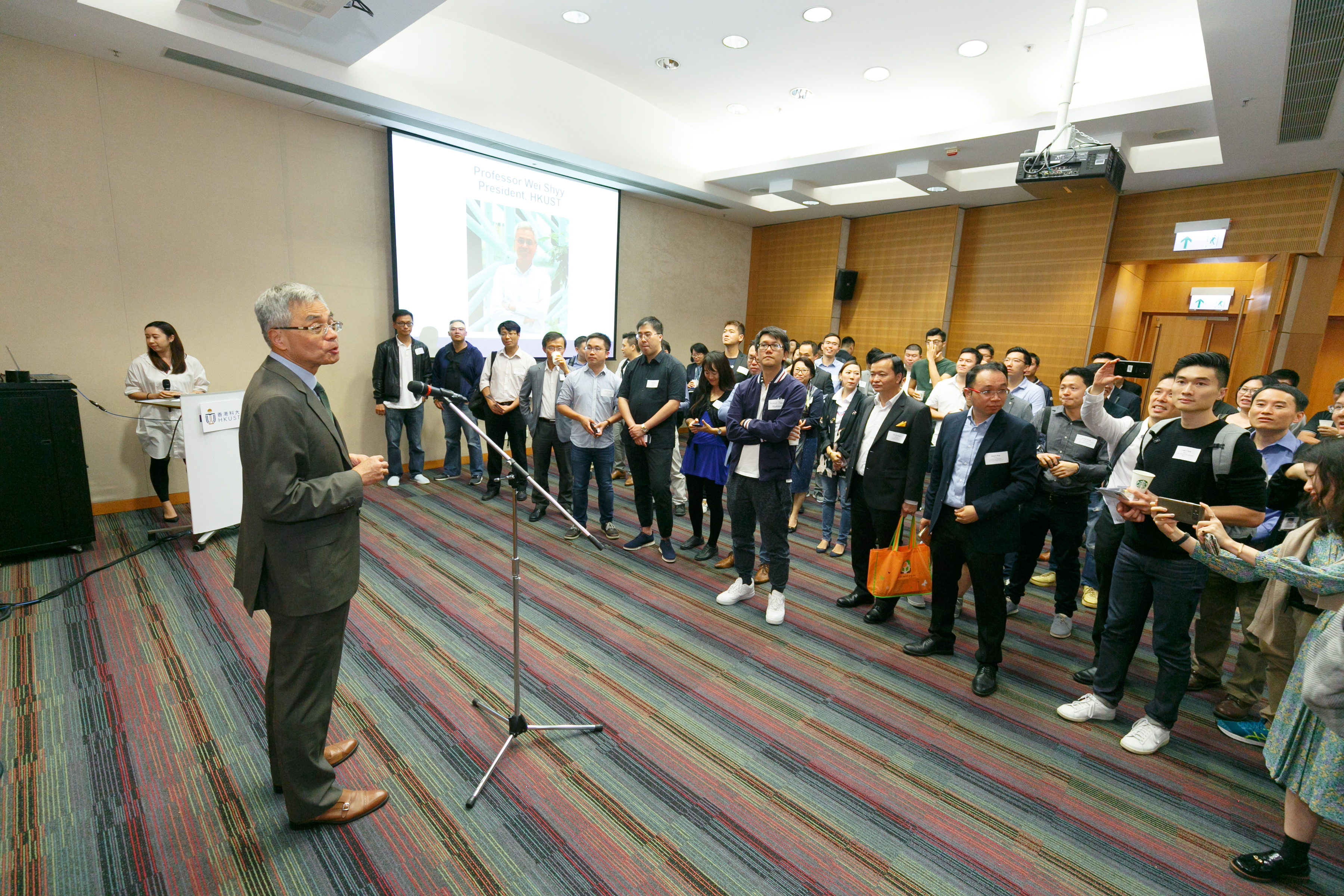 alum_entr_gath_at_scie_p18353_01_098.jpg