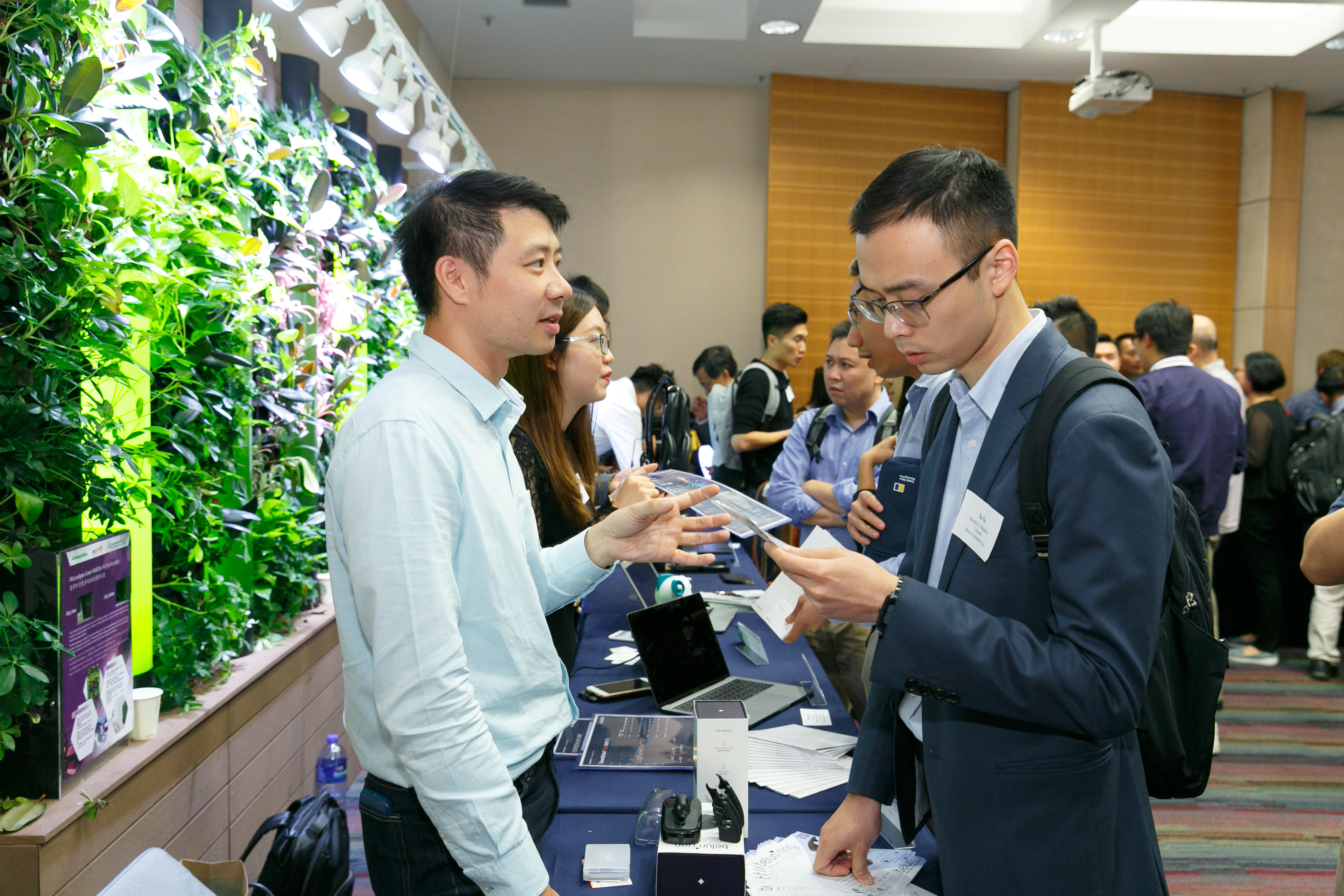 alum_entr_gath_at_scie_p18353_02_069.jpg
