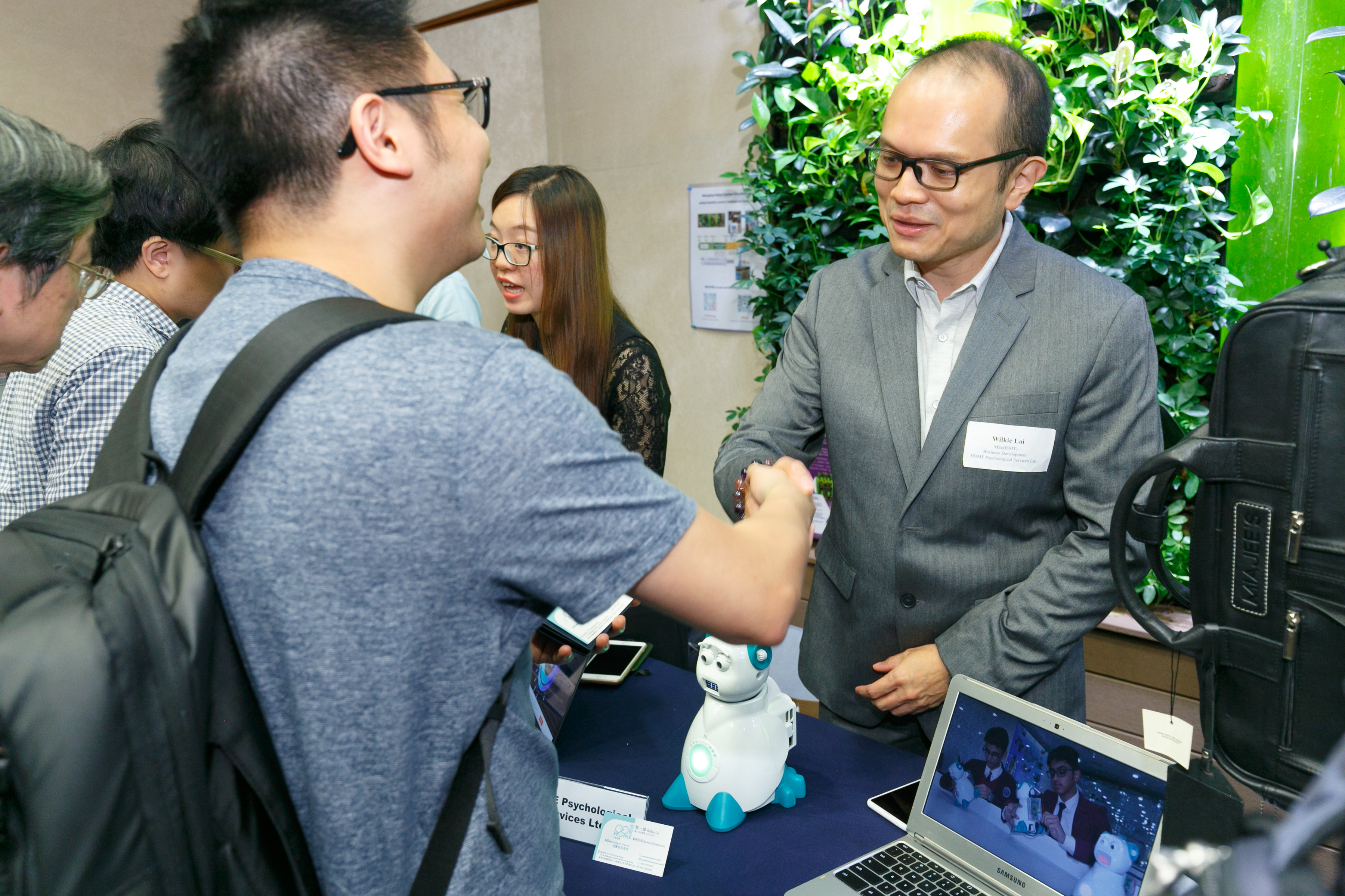 alum_entr_gath_at_scie_p18353_03_022.jpg