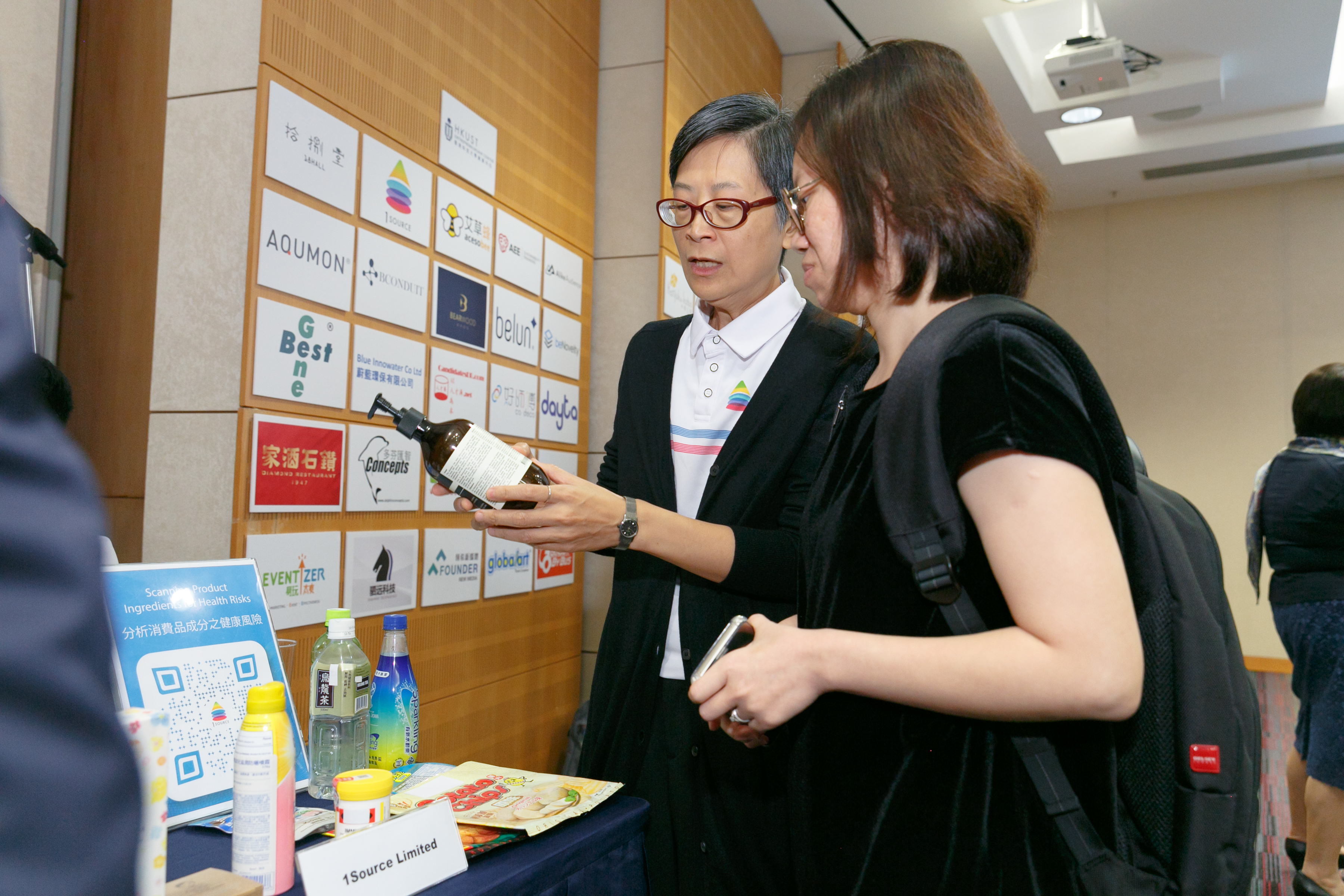 alum_entr_gath_at_scie_p18353_03_076.jpg